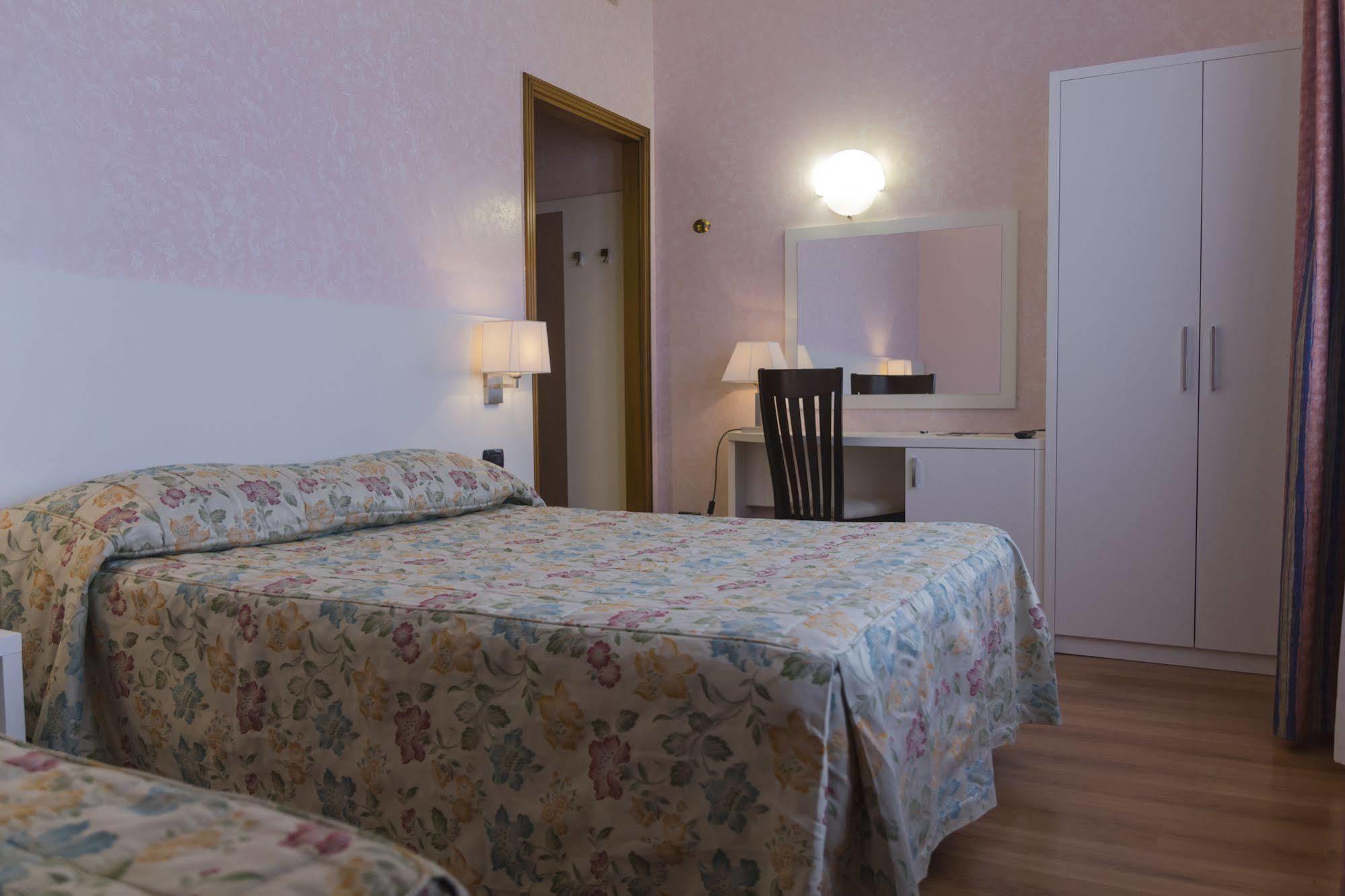 Hotel Pico Mirandola Bagian luar foto